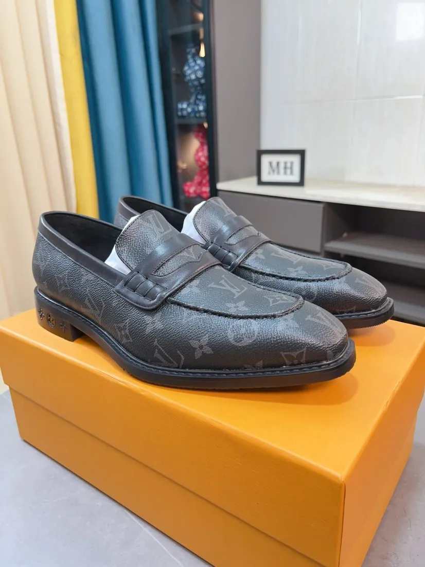 Ex-factory price 720🌹🌹High version [LV] Louis Vuitton's popular casual leather shoes🎖Fashionable and elegant🎖🎖Material: Original imported open-edge beaded cowhide, washed cowhide leather lining, original open-molded rubber outsole, high-end and classy, ​​elegant quality, instantly transforming into a handsome man ❤❤Standard\nNumber: 38-44